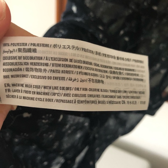 HOLISTER Sleeveless Sheer Button-down Blouse - Picture 4 of 13